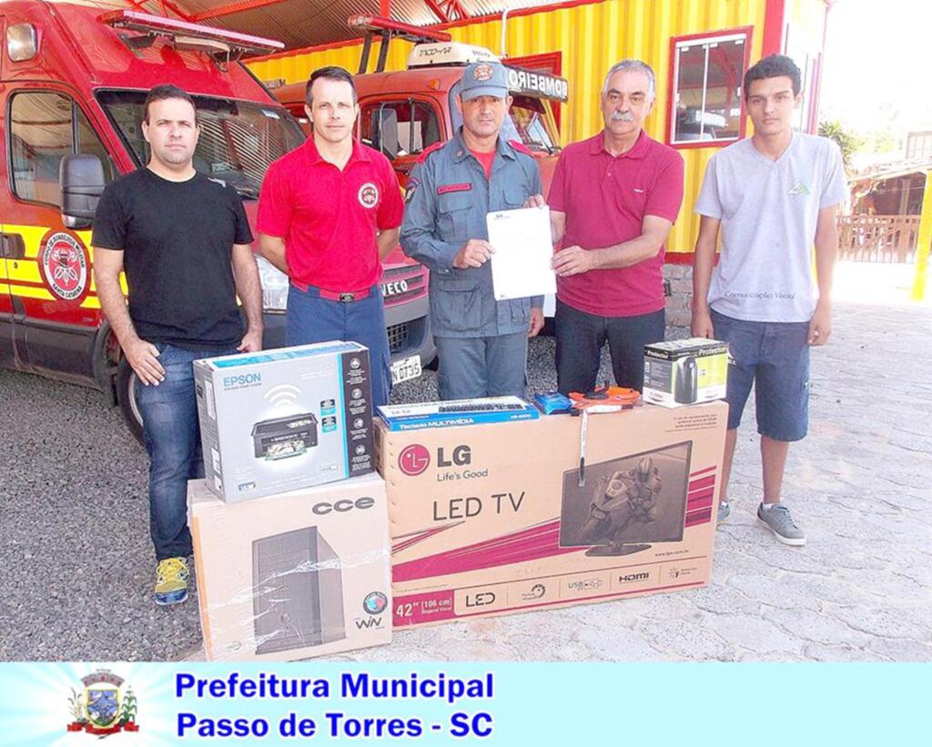 PREFEITO JUAREZ GODINHO E DEFESA CIVIL ENTREGAM KIT AO CORPO DE BOMBEIROS