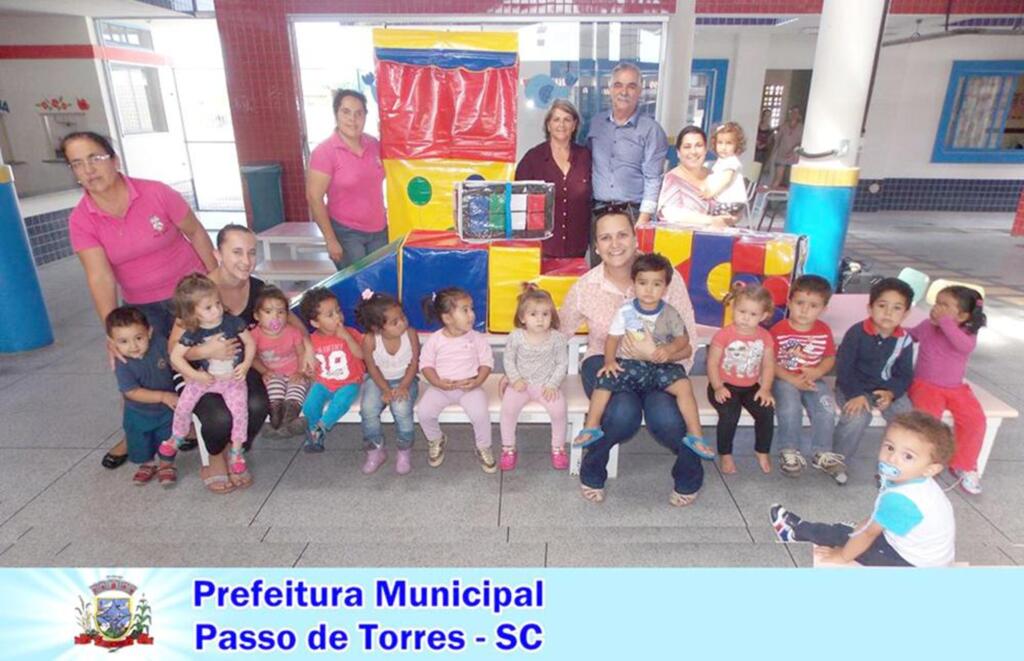 PREFEITURA DE PASSO DE TORRES ENTREGA KIT DE JOGOS PEDAGÓGICOS NAS ESCOLAS