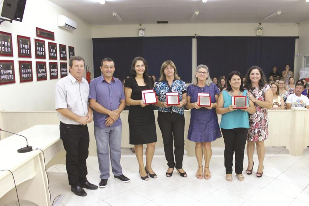 PROFESSORAS APOSENTADAS RECEBEM  HOMENAGEM EM SÃO JOÃO DO SUL