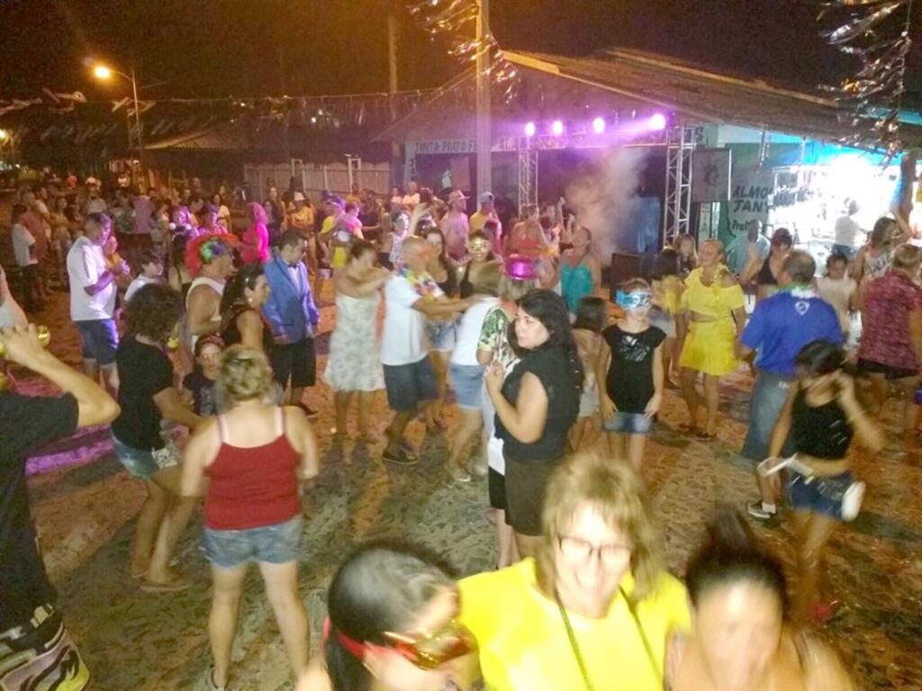 CARNAVAL MOVIMENTA COMUNIDADE DE ROSA DO MAR EM PASSO DE TORRES