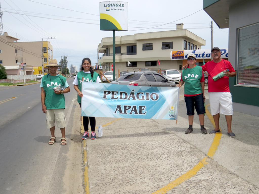 APAE DE PASSO DE TORRES REALIZA PEDÁGIO