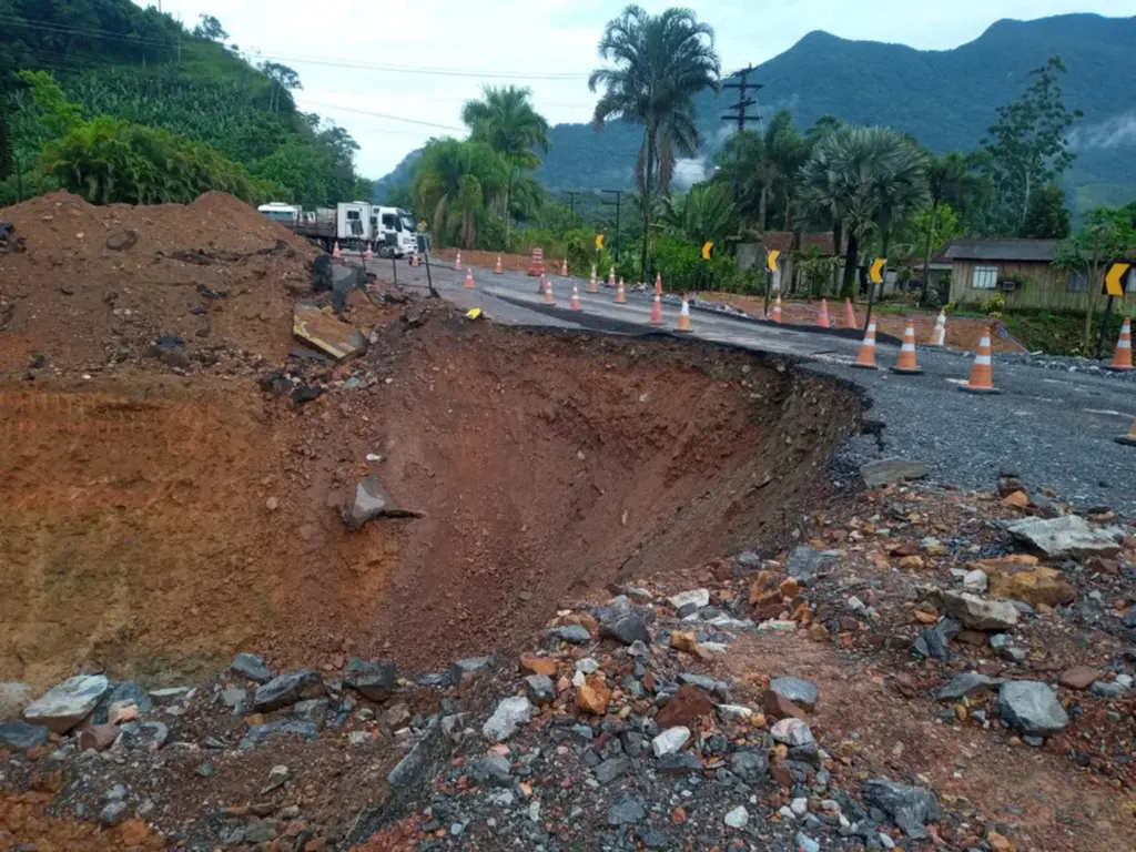 Parte da BR-280 desmorona no Norte de SC por causa das chuvas e trecho é interditado