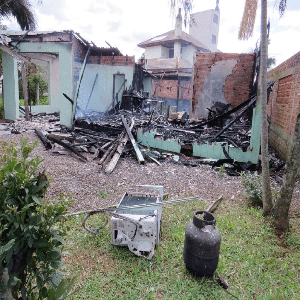 CASA PEGA FOGO EM PRAIA GRANDE