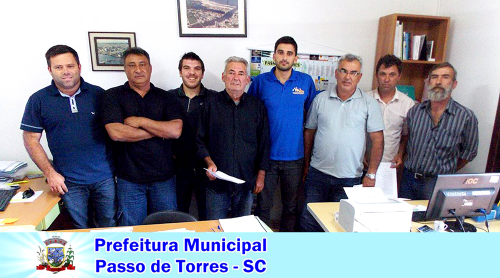 PREFEITURA DE PASSO DE TORRES BUSCA SOLUCIONAR O EXCESSO DE POEIRA NAS ESTRADAS DO INTERIOR