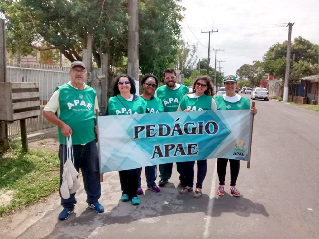 APAE DE PASSO DE TORRES REALIZA  PEDÁGIO BENEFICENTE