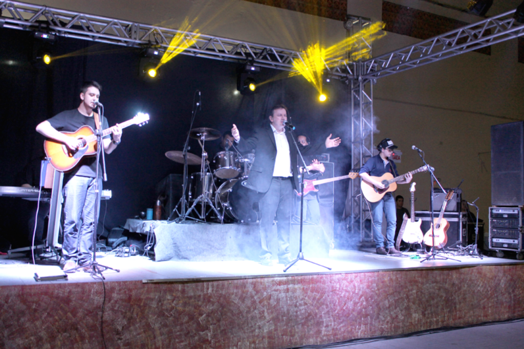 CENTENAS DE FIÉIS PARTICIPAM DO SHOW COM  PADRE EZEQUIEL DAL POZZO EM SÃO JOÃO DO SUL