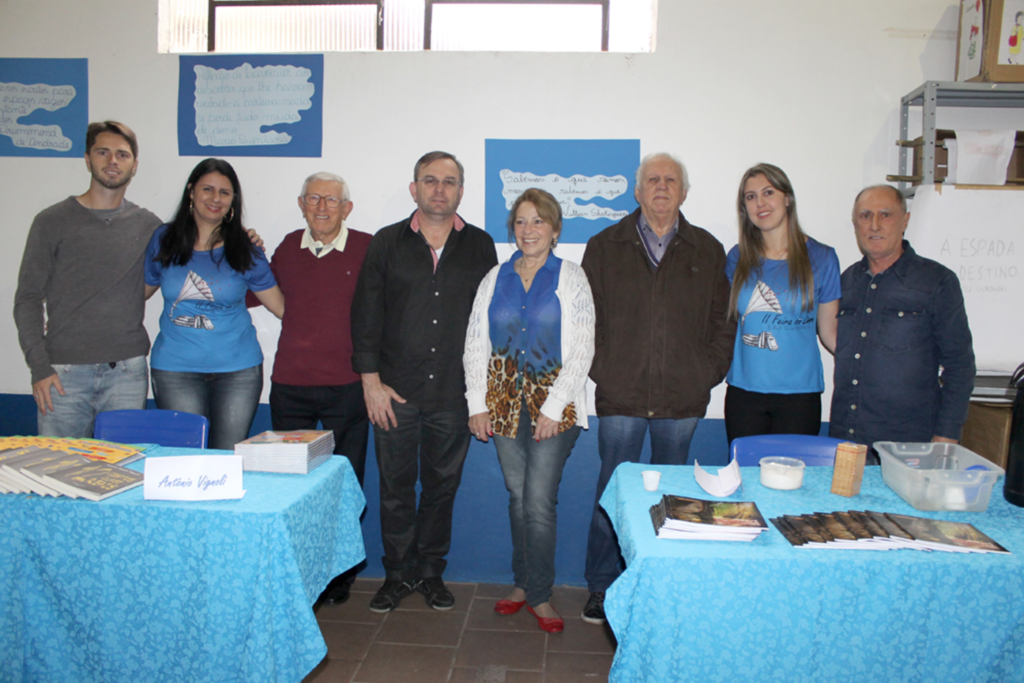 EEB VILA VELHA II REALIZA  II FEIRA DO LIVRO COM SUCESSO