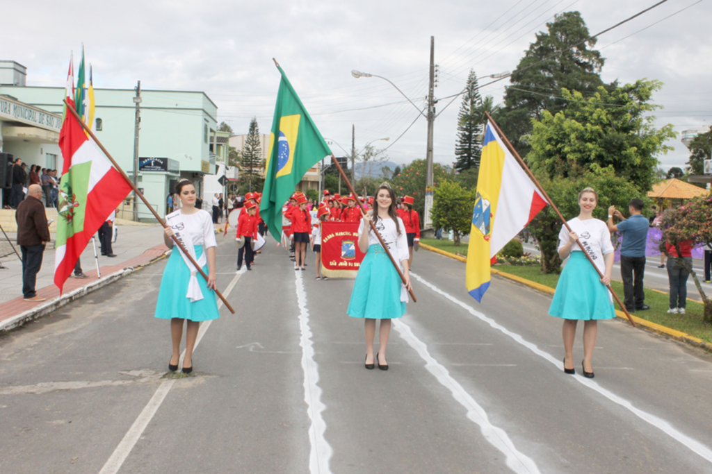 DESFILE DA INDEPENDÊNCIA MOSTRA NA AVENIDA A CULTURA E AS BELEZAS DO MUNICÍPIO