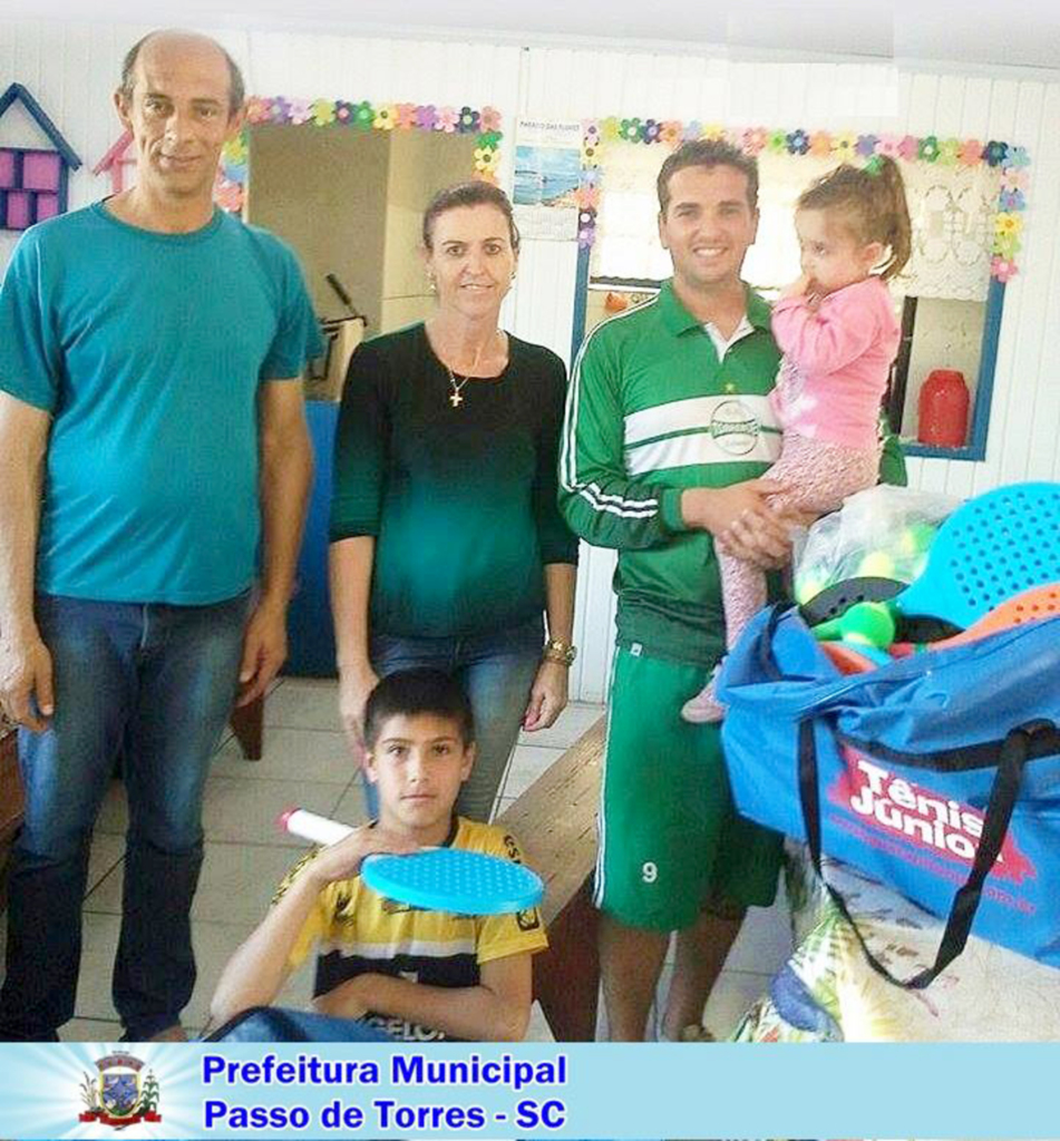 SCFV DE PASSO DE TORRES  RECEBE  KIT DE TÊNIS JUNIOR