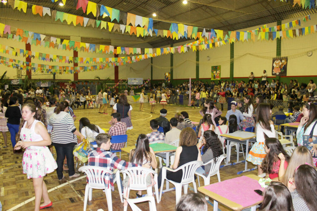 BELAS APRESENTAÇÕES MARCARAM O ARRAIÁ DA EEB MARIA SOLANGE EM SÃO JOÃO DO SUL