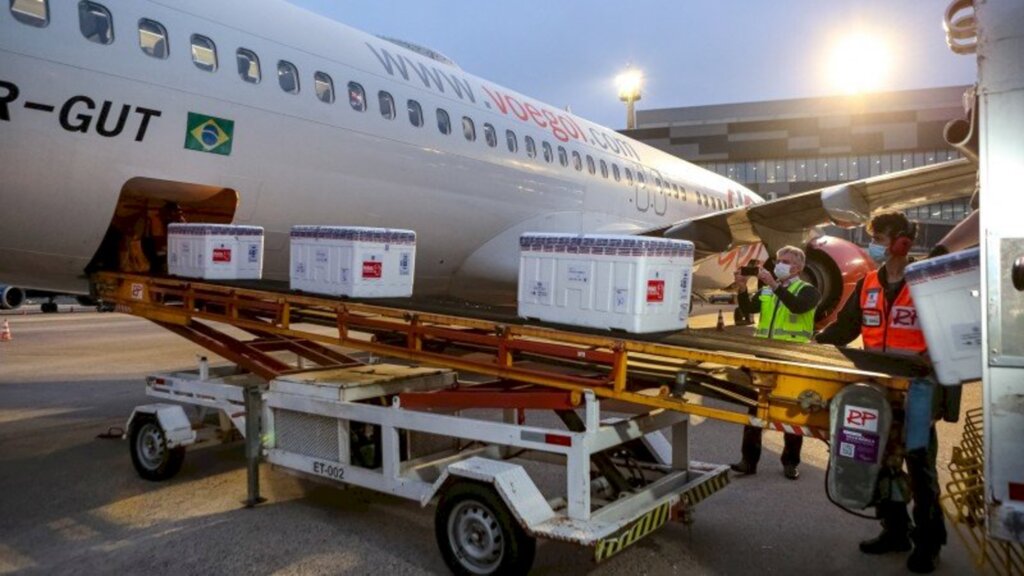 Gustavo Mansur / Palácio Piratini - Quase às 18h desta segunda (16/8), 182.500 doses de Astrazeneca chegaram ao aeroporto da capital em avião vindo do Rio