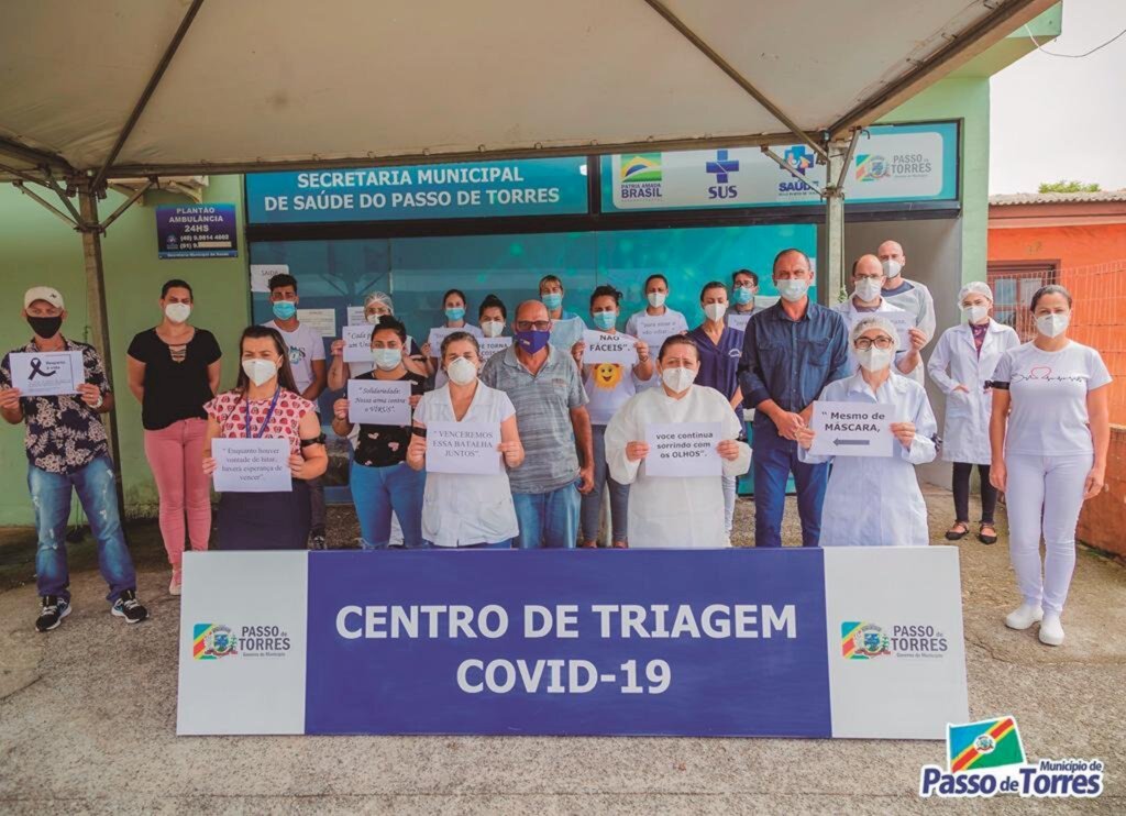 FUNCIONÁRIOS DA SAÚDE PROMOVEM UM MINUTO DE SILÊNCIO PELAS VIDAS PERDIDAS PARA O COVID-19 EM PASSO DE TORRES