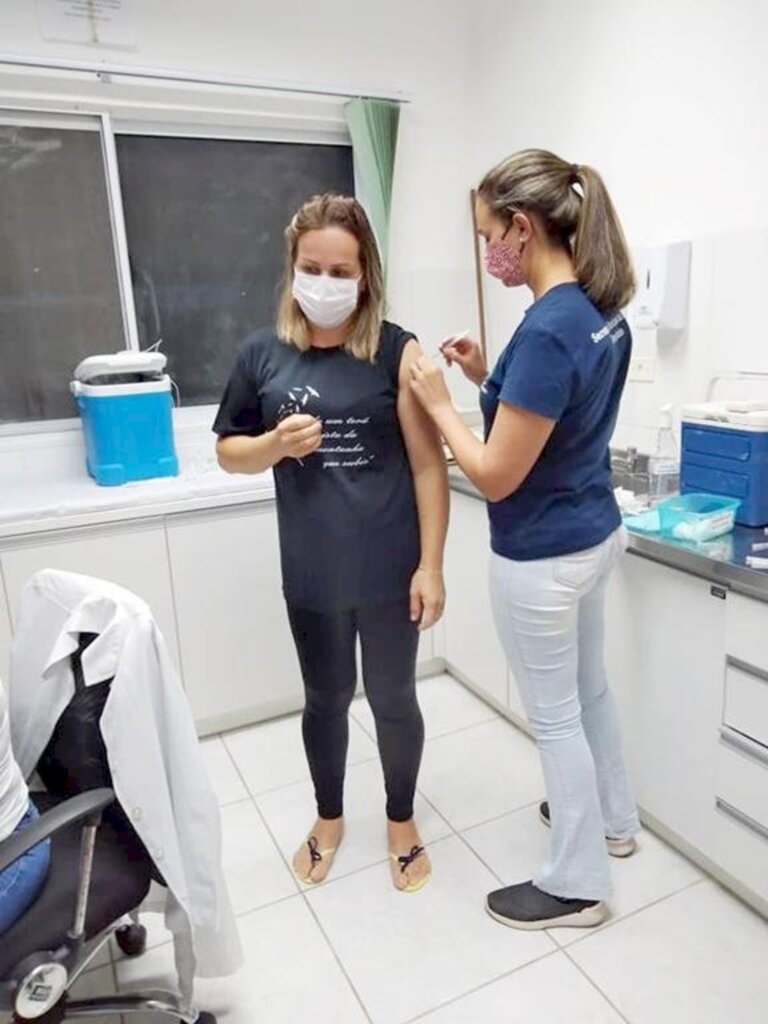 SECRETARIA DE SAÚDE DE MAMPITUBA INICIA VACINAÇÃO CONTRA A COVID-19