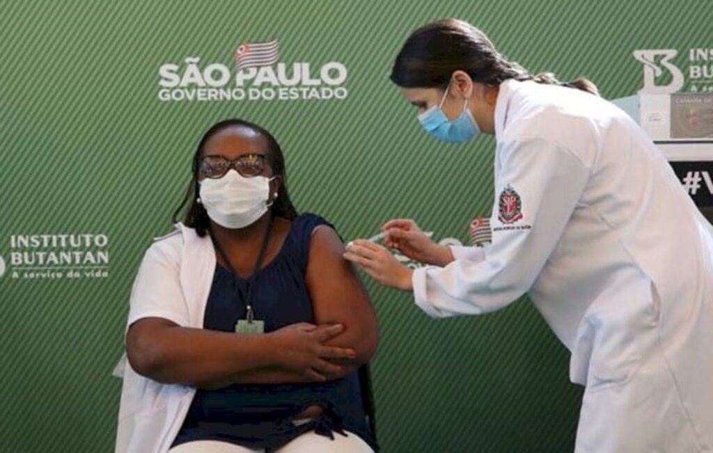 PRIMEIRA VACINADA DO PAÍS, ENFERMEIRA MÔNICA CALAZANS AJUDA A SALVAR VIDAS EM SP
