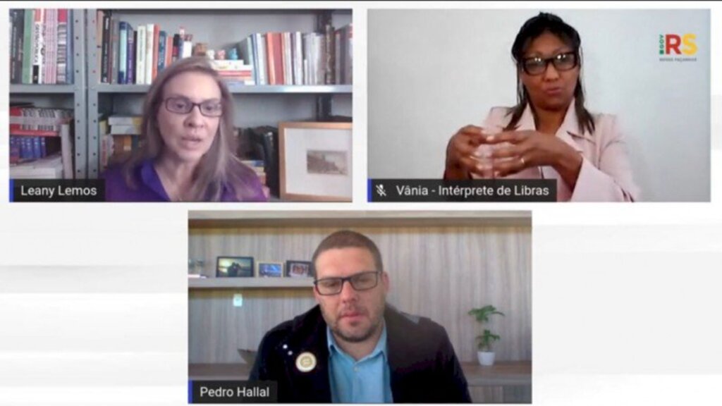 Reprodução - Coordenadora do Comitê de Dados, Leany Lemos, reitor Hallal, e Vânia, intérprete de Libras, durante a transmissão nesta quinta