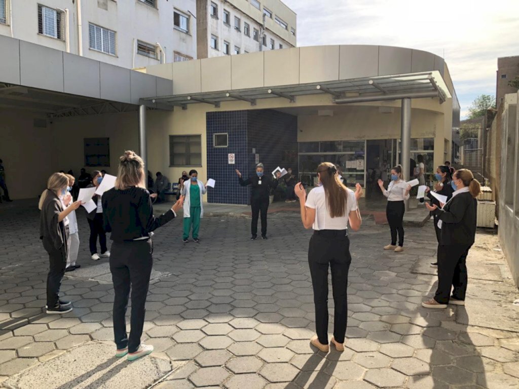 POR MEIO DO CANTO, PROFISSIONAIS DO HSJOSÉ LEVAM MENSAGENS DE FÉ A PACIENTES E COLABORADORES