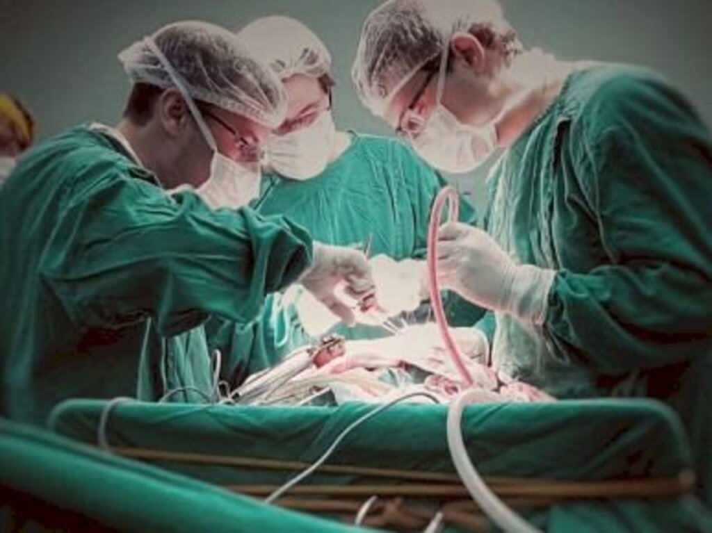 PACIENTE COM TUMOR INTRACRANIANO REALIZA MICROCIRURGIA ACORDADO NO HOSPITAL SÃO JOSÉ