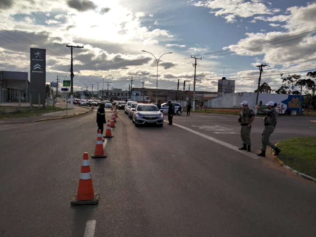 FORÇAS DE SEGURANÇA DE TORRES ORIENTAM POPULAÇÃO SOBRE PREVENÇÃO À COVID-19