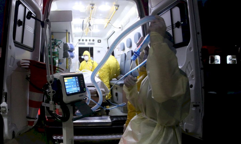 BRASIL TEM 14,9 MIL NOVOS CASOS E 816 NOVAS MORTES POR COVID-19