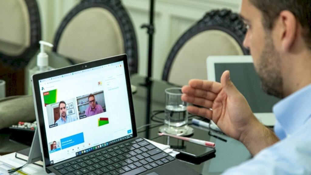 Foto: Gustavo Mansur / Palácio Piratini - Na transmissão pela internet, governador Leite falou com o reitor da UFPel, Pedro Hallal, que apresentou o estudo