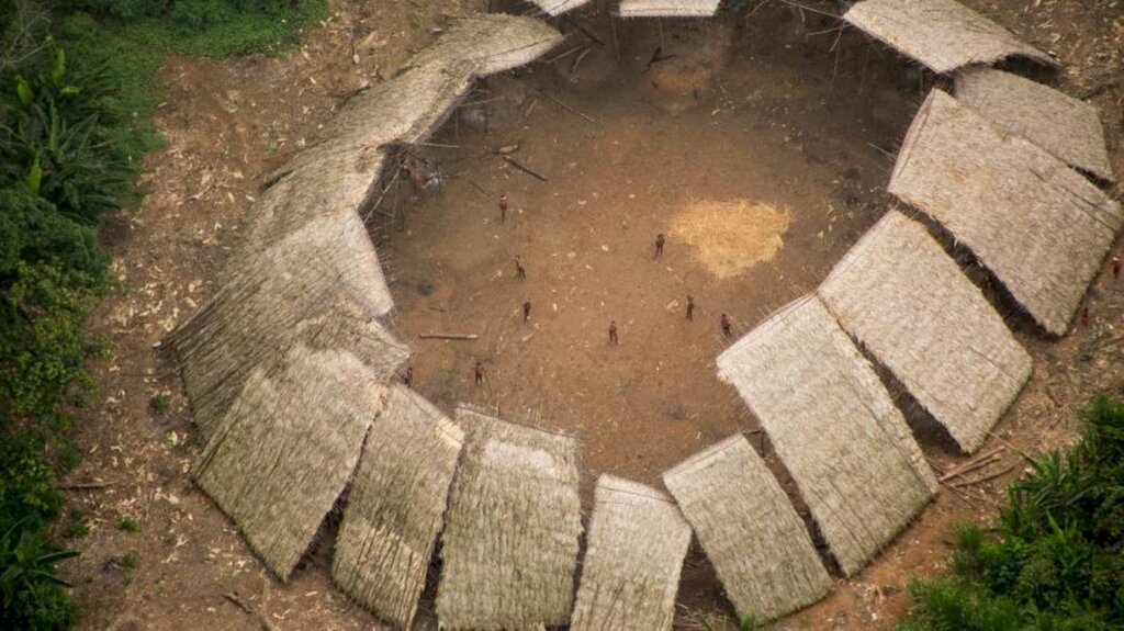 Acervo Funai/FPEYY - Imagem aérea feita pela Funai, em 2016, de indígenas Yanomami que vivem isolados em Roraima