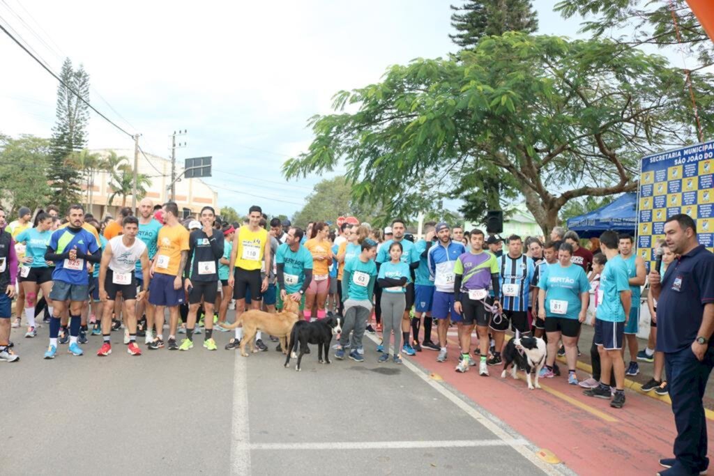 200 CORREDORES PARTICIPARAM DA 1ª CORRIDA  SERTÃO RUNNING DE SÃO JOÃO DO SUL