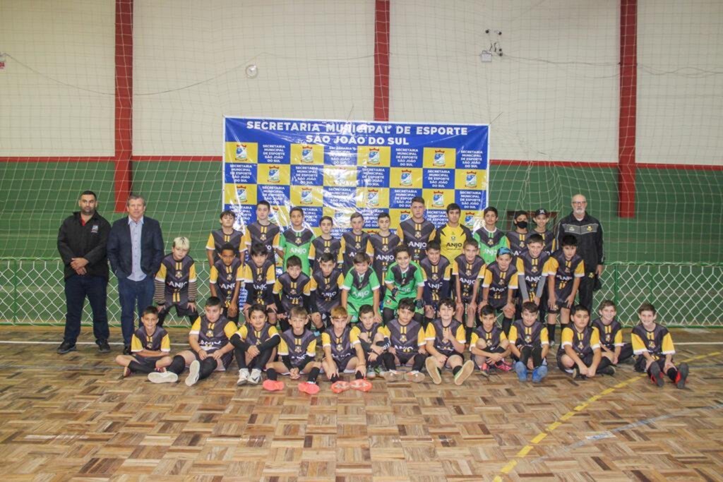 SECRETARIA DE ESPORTES DE SÃO JOÃO DO SUL ENTREGA UNIFORMES  DO PROJETO ANJOS DO FUTSAL