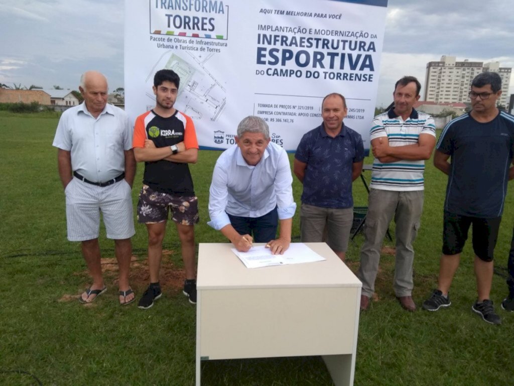 PREFEITO CARLOS SOUZA ASSINA ORDEM DE SERVIÇO PARA REVITALIZAÇÃO DO CAMPO DO TORRENSE