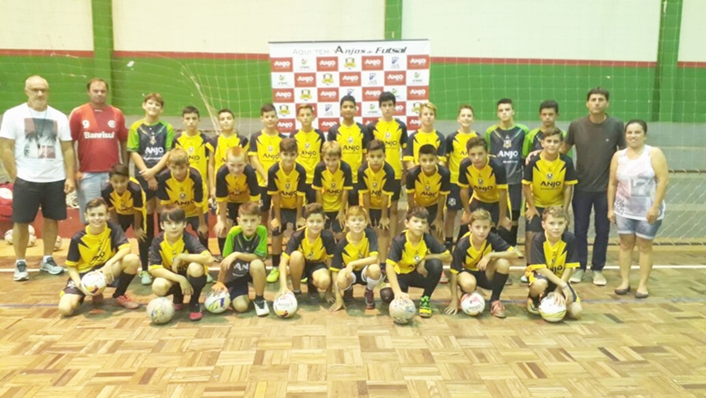 PROJETO ANJOS DO FUTSAL ENTREGA UNIFORMES E  MATERIAIS ESPORTIVOS AOS NÚCLEOS DA REGIÃO