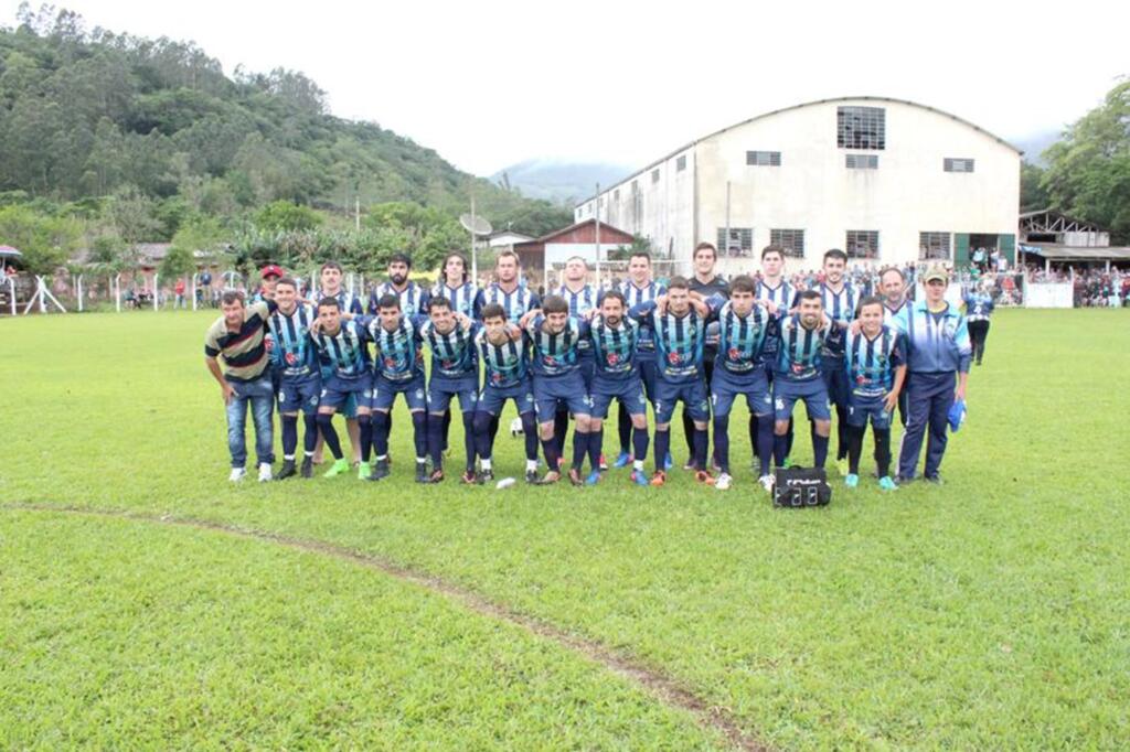 - CAMPEÃO SANTA TEREZINHA (Titulares). Taça Arlindo Carlos da Rosa. Em pé: Aguinaldo, Romário, Dodi, Biro Biro, Eider, Paulo, Edinho, Dionathan, Léo, João, Everaldo e Totonho. Agachados: Serginho, Vavá, Gabriel, Geovane, Alex, Anderson, Tiarles, Tiaguinho,  Aroldo, Kennedy, Jaime e Bruno.