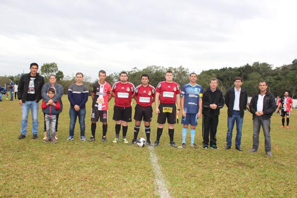  - Da esquerda para a direita: Lucas (diretor de esportes), representantes das famílias  dos homenageados, Beti e Totinha, Gilmar (capitão da Forquilhinha), árbitro e assistentes  da partida, Alesandro (capitão da Vila Conceição), Moacir Teixeira (prefeito),  Edinho Trajano (vice-prefeito) e Sérgio dos Santos (presidente da Câmara de Vereadores)