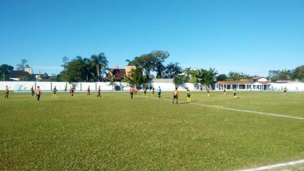 BONS JOGOS MARCAM O MUNICIPAL DE FUTEBOL DE PRAIA GRANDE