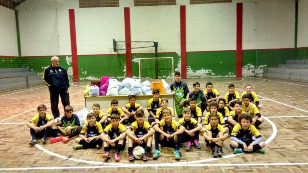 ANJOS DO FUTSAL DE SÃO JOÃO DO SUL LANÇA CAMPANHA DO AGASALHO