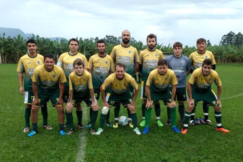 - Equipe de Aspirantes do Florestal, a única nas duas categorias  a conseguir 03 vitórias nas 03 partidas disputadas.