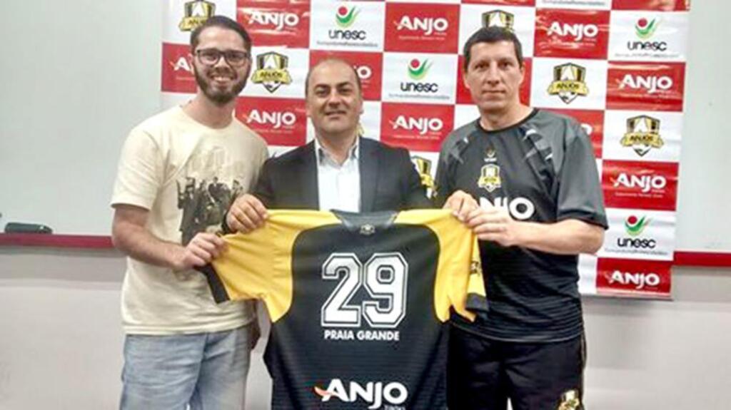 PROJETO ANJOS DO FUTSAL ENTREGA UNIFORMES AOS NÚCLEOS DA REGIÃO
