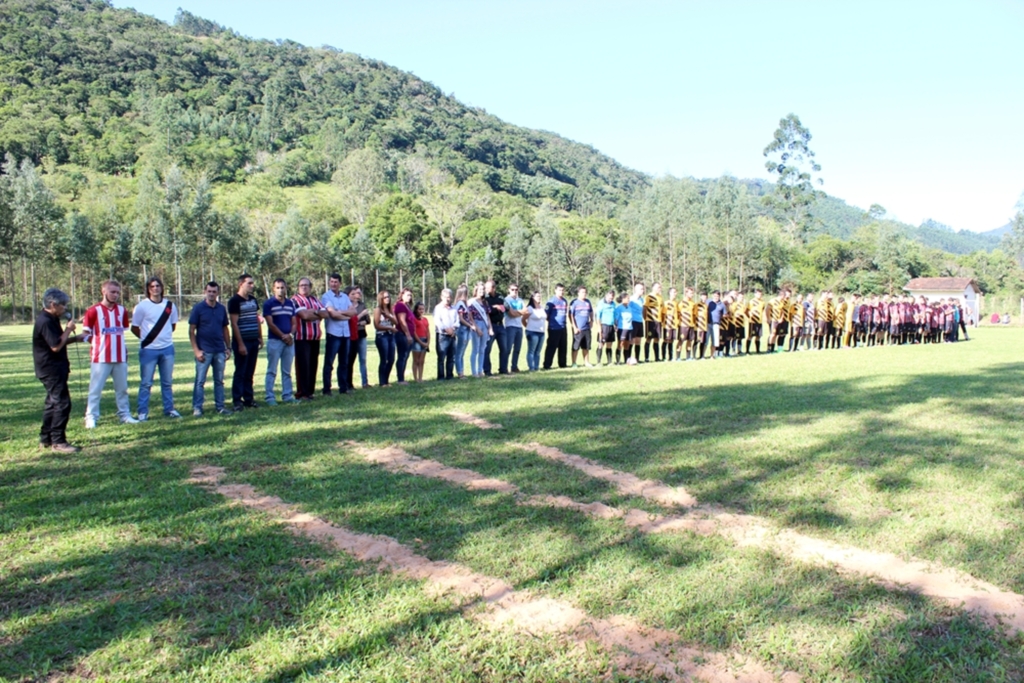 BONS JOGOS E GRANDE PÚBLICO NA ABERTURA  DO CAMPEONATO MUNICIPAL DE FUTEBOL DE MAMPITUBA