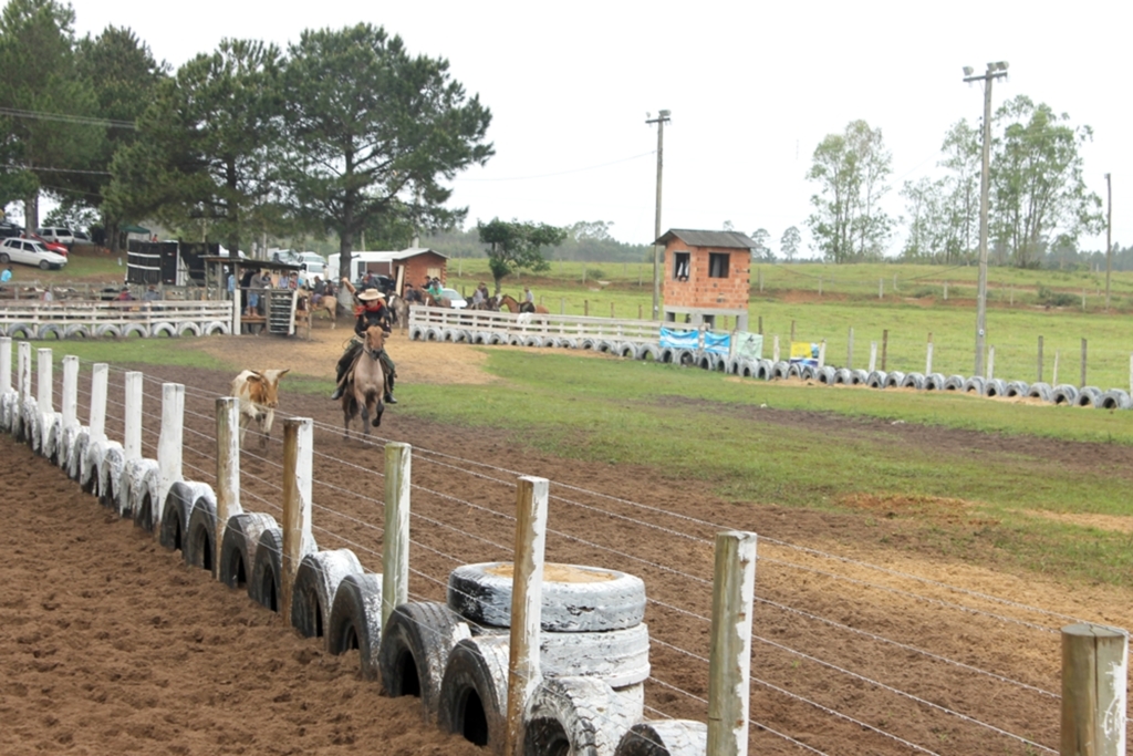 COMEÇA O 1º RODEIO CRIOULO DO CTG VIZINHOS DO RIO GRANDE DE PASSO DE TORRES