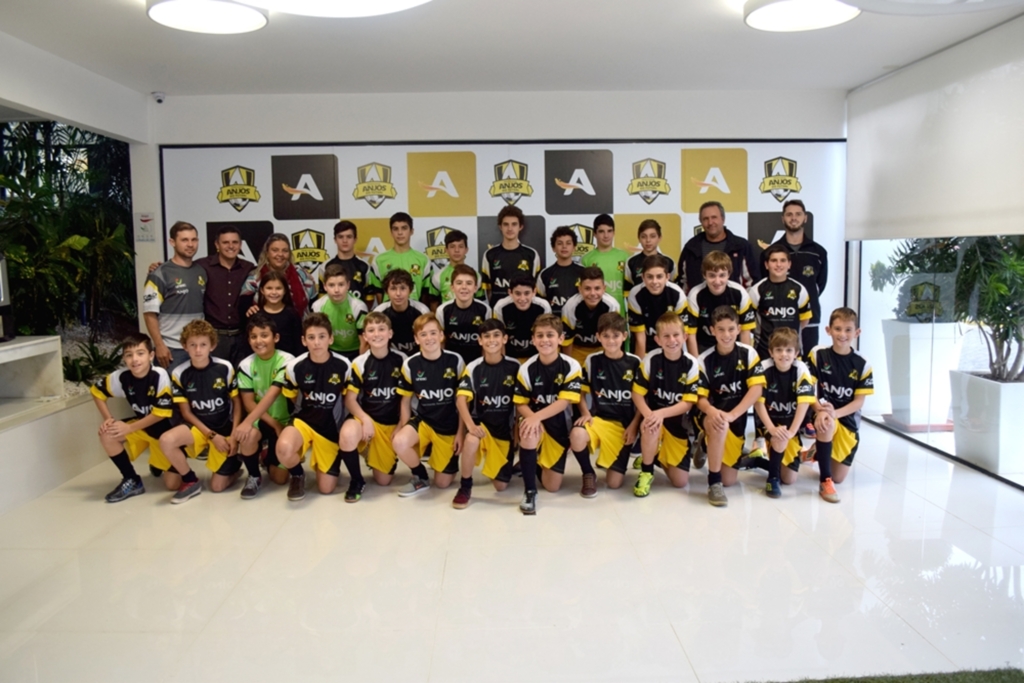 GAROTOS DO ANJOS DO FUTSAL DE SÃO JOÃO DO SUL RECEBEM UNIFORMES