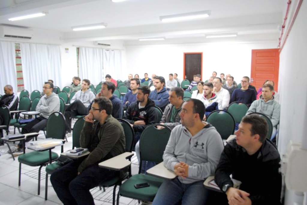 FIM DE SEMANA DE APRENDIZADO DURANTE O SEMINÁRIO SOBRE FUTSAL EM CRICIÚMA