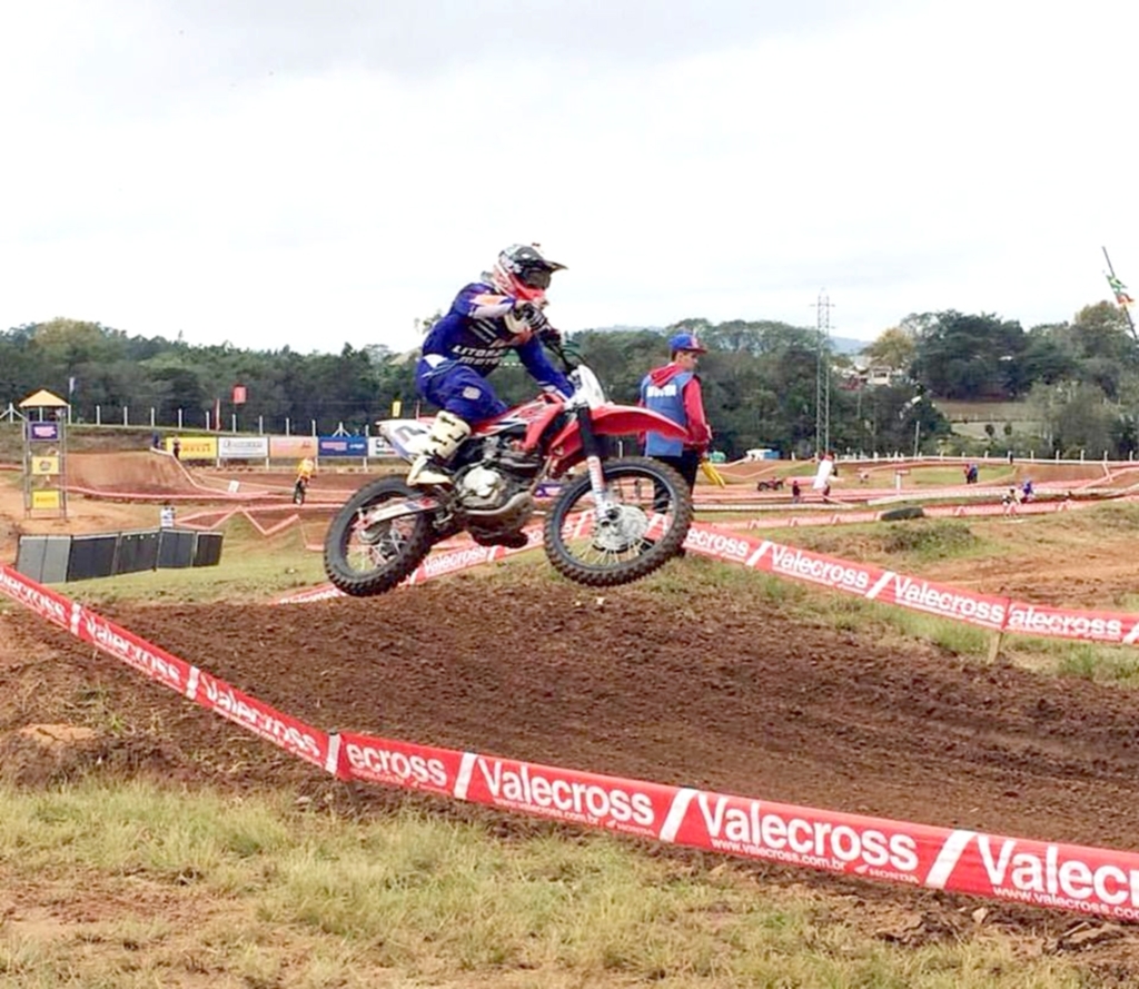 CÁSSIO ANACLETO VENCE MAIS UMA ETAPA E SEGUE 100% NO GAÚCHO DE MOTOCROSS