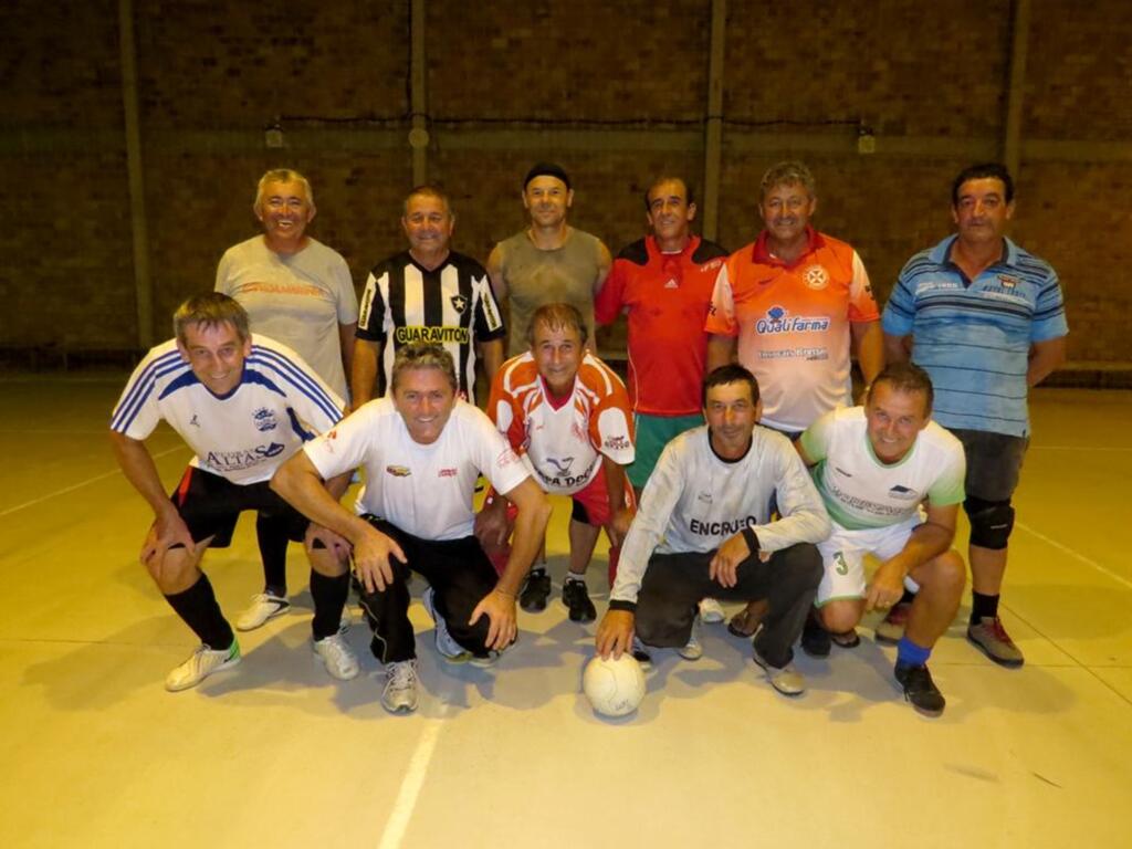VETERANOS SE REUNEM PARA JOGAR FUTSAL