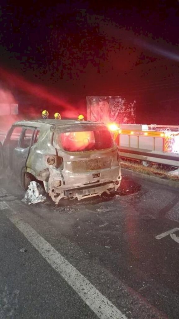 INCÊNDIO DESTRÓI CARRO NA BR-101