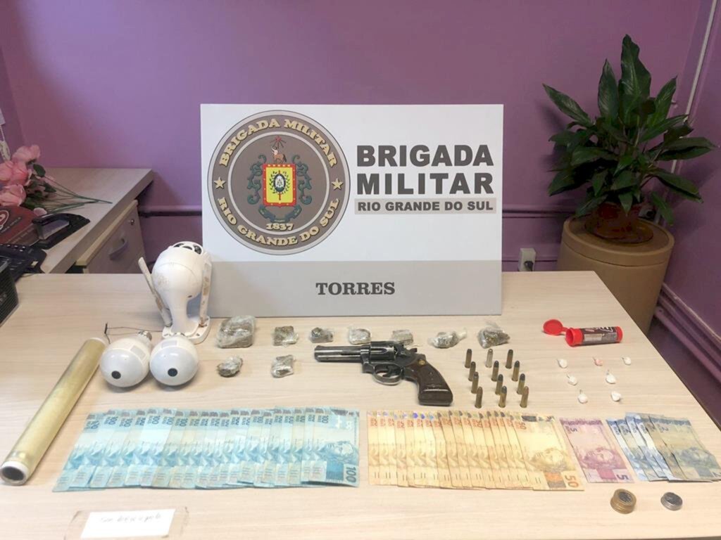 TRIO É PRESO POR TRÁFICO DE DROGAS E POSSE DE ARMA EM TORRES