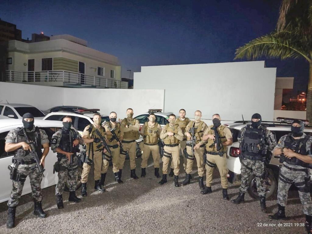INDIVÍDUOS SÃO PRESOS PELA POLÍCIA APÓS DENÚNCIA EM PASSO DE TORRES