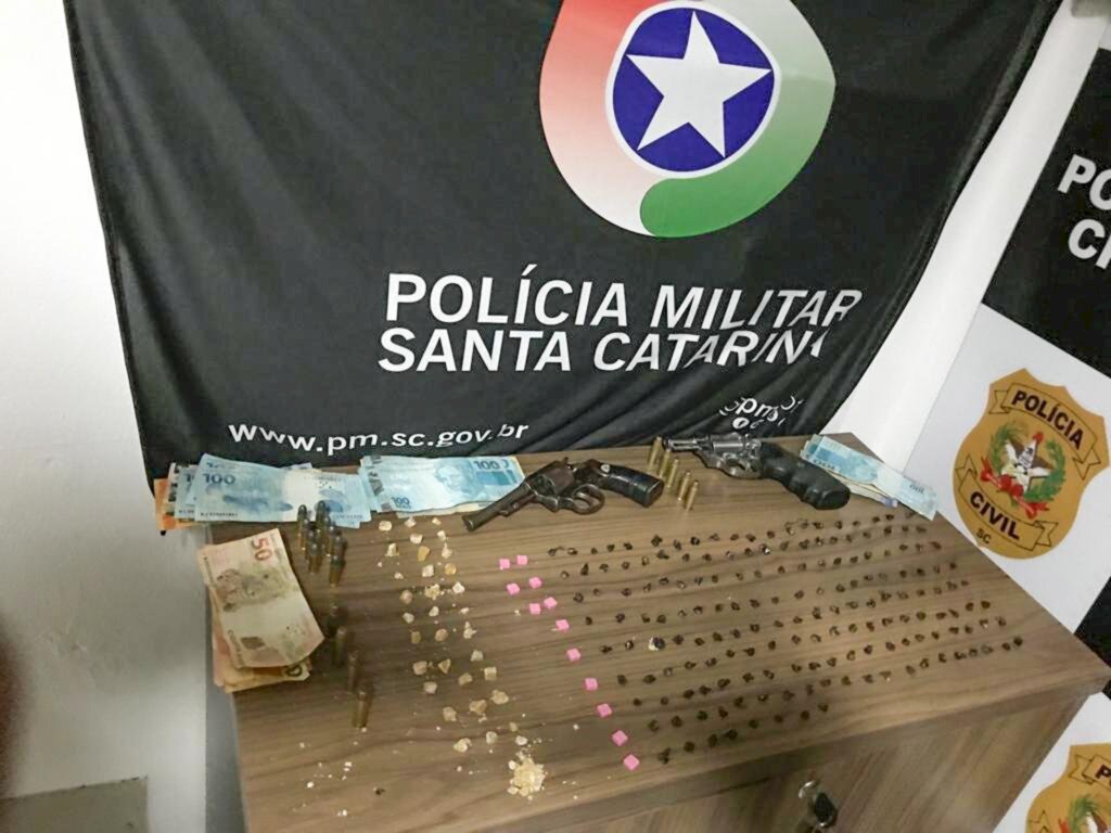 POLÍCIA MILITAR PRENDE INDIVÍDUOS EM PASSO DE TORRES