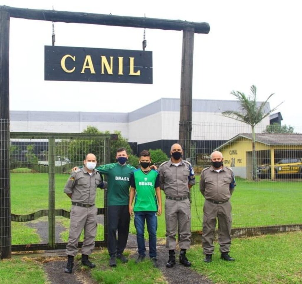 COMANDANTE DO 8º BPM RECEBE VISITA DO PENTACAMPEÃO PARALÍMPICO RICARDINHO