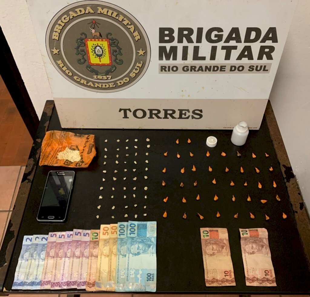 HOMEM É PRESO PELA BM POR TRÁFICO DE DROGAS EM TORRES