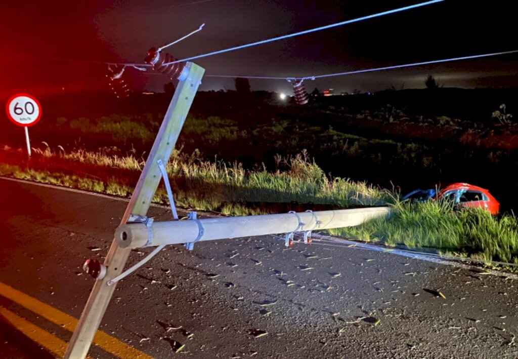 VEÍCULO QUEBRA POSTE DE ENERGIA APÓS SAÍDA DE PISTA EM PASSO DE TORRES
