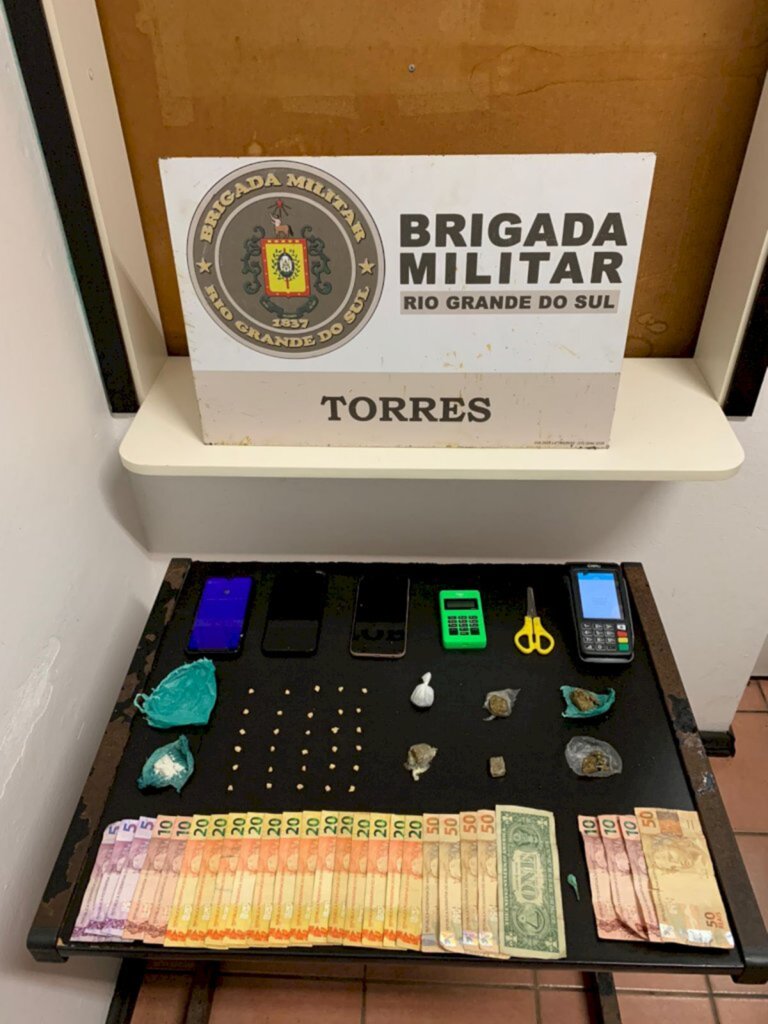BM PRENDE TRÊS PESSOAS POR TRÁFICO DE DROGAS E UM FORAGIDO EM TORRES