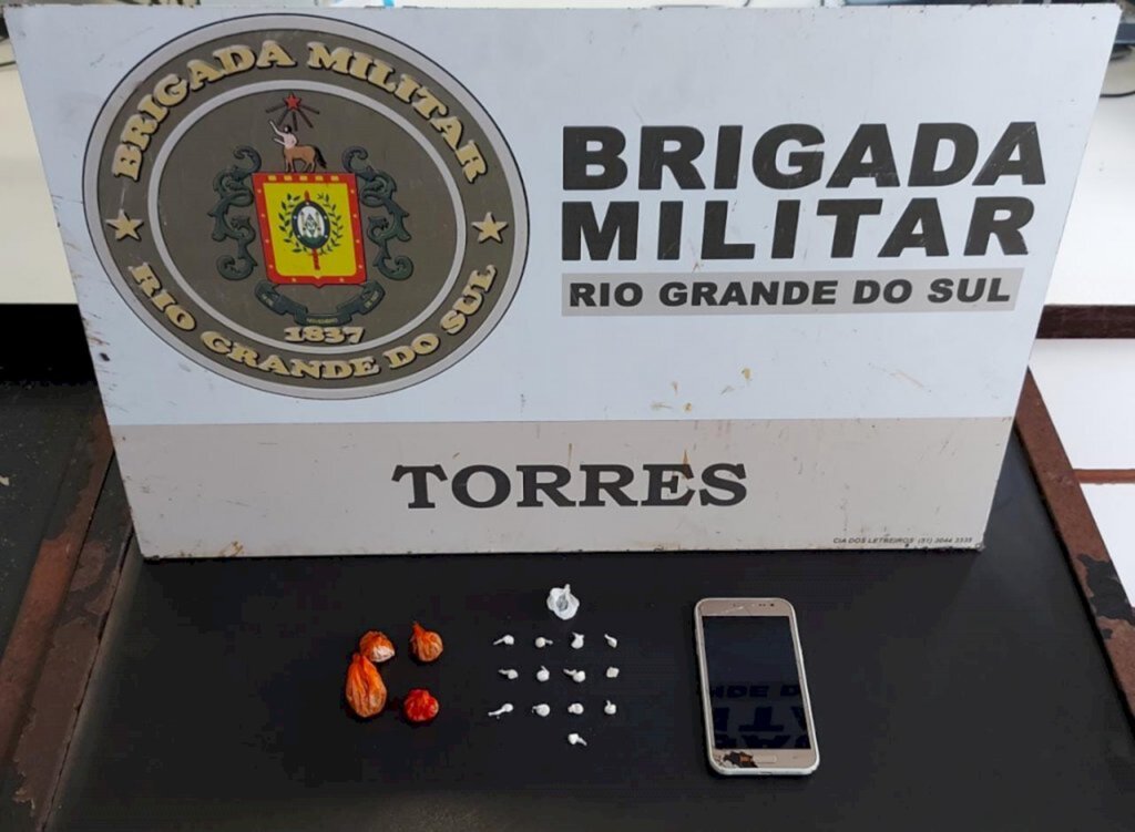 BM PRENDE HOMEM E APREENDE ADOLESCENTE POR TRÁFICO DE DROGAS EM TORRES